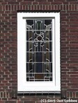 Glas in lood in de gevel aan de Burgemeester Schoonheijtstraat
<br/>
Gert-Jan Lobbes, 2017